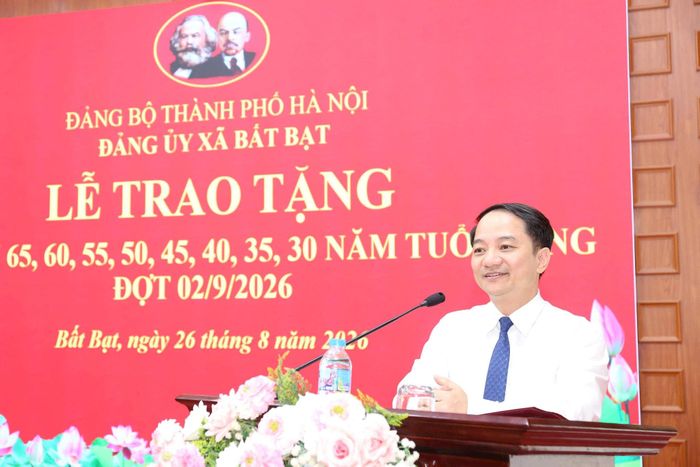 Bí thư Đảng ủy, Chủ tịch HĐND xã Bất Bạt Đỗ Quang Trung phát biểu tại buổi lễ. Ảnh: Khương Tuấn