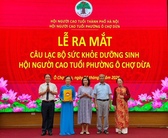 Ra mắt Câu lạc bộ Sức khỏe dưỡng sinh Hội Người cao tuổi phường Ô Chợ Dừa. Ảnh: Võ Giang