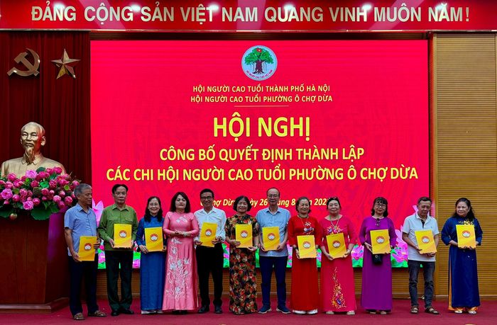 Chủ tịch Ủy ban MTTQ Việt Nam phường Ô Chợ Dừa Đào Thị Minh Hiền trao quyết định cho các chi hội trưởng Hội Người cao tuổi phường Ô Chợ Dừa sau kiện toàn. Ảnh: Võ Giang