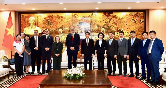 Đại diện lãnh đạo, cán bộ UBND thành phố chụp ảnh cùng Đại sứ và đại diện Đại sứ quán Pháp tại Việt Nam. Ảnh: Viết Thành