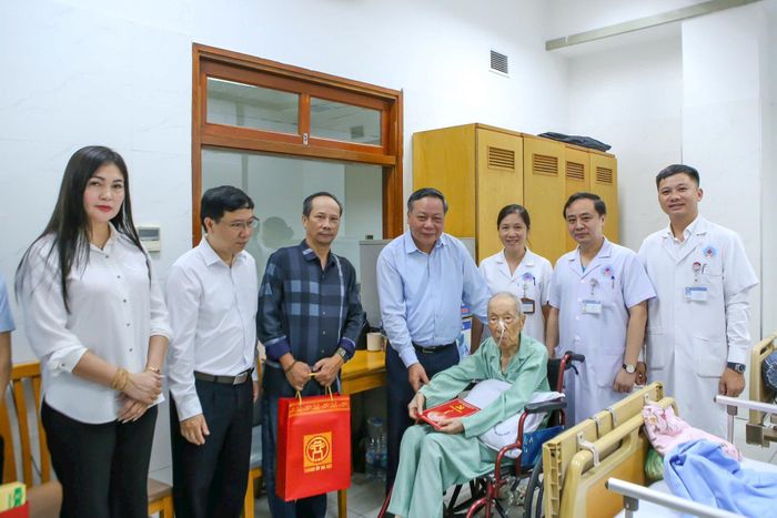 Phó Bí thư Thành ủy Hà Nội Nguyễn Văn Phong tặng quà cho đồng chí Lê Đức Vân. Ảnh: Duy Khánh