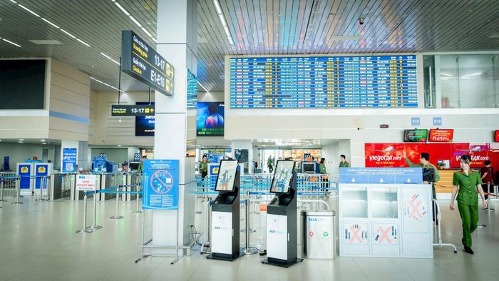 Cảng HKQT Nội Bài khuyến khích hành khuyến khích chủ động check-in online, sử dụng tài khoản định danh VNeID hoặc kiosk check-in, kiosk sinh trắc học. Ảnh: Phan Công.