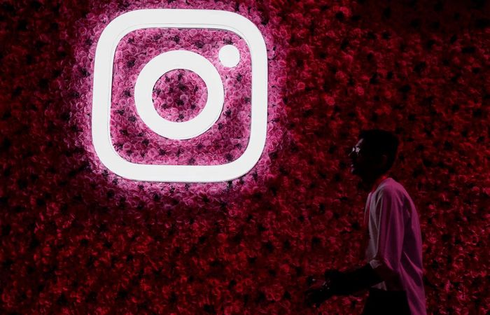 Logo ứng dụng Instagram trên điện thoại di động. Ảnh: Reuters
