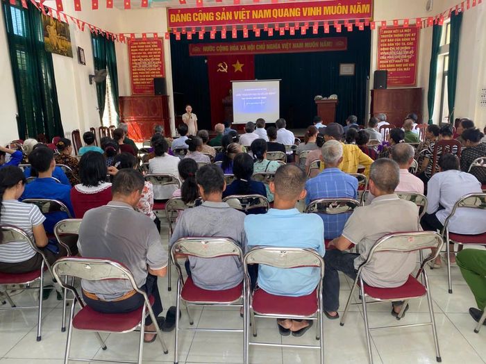 Cán bộ xã Bất Bạt hướng dẫn người dân thực hiện dịch vụ công. Ảnh: Trang Nhung