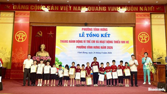 Trao quà cho các em học sinh trên địa bàn phường. Ảnh: Duy Anh