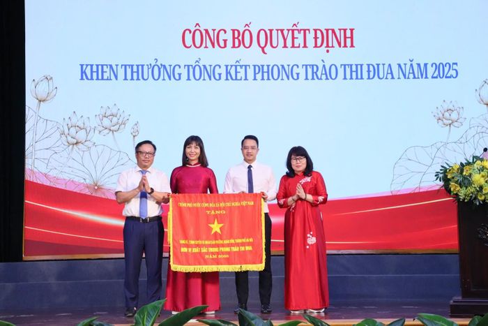 Phường Hoàn Kiếm nhận Cờ thi đua của Chính phủ cho Đơn vị xuất sắc phong trào thi đua năm 2025. Ảnh: Công Thọ.