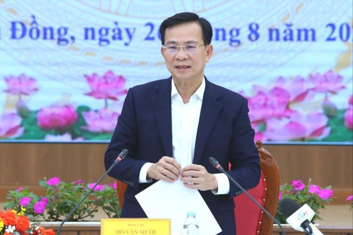 Chủ tịch UBND tỉnh Hồ Văn Mười yêu cầu các địa phương, sở, ngành đẩy nhanh giải ngân vốn đầu tư công trong những tháng cuối năm 2026. Ảnh: PV