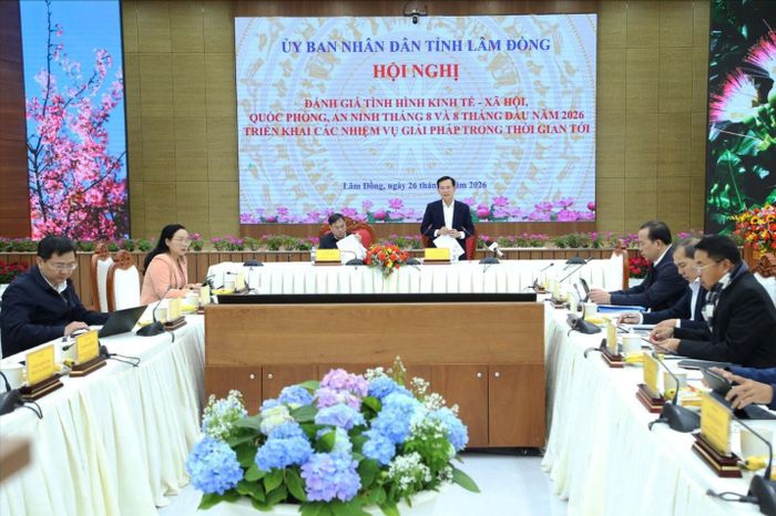 Chủ tịch UBND tỉnh Lâm Đồng Hồ Văn Mười chủ trì hội nghị đánh giá tình hình kinh tế - xã hội, quốc phòng, an ninh tháng 8 và 8 tháng đầu năm 2026. Ảnh: PV