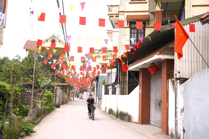 Những tuyến đường làng, ngõ xóm ở Tam Hưng được chỉnh trang xanh, sạch, khang trang, tạo diện mạo mới cho khu dân cư. Ảnh: Thảo Nguyên