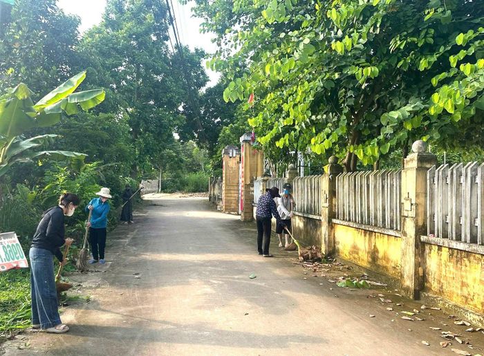 Sự chung tay, vào cuộc của cả cộng đồng góp phần xây dựng môi trường sống sáng - xanh - sạch - đẹp. Ảnh: Thảo Nguyên