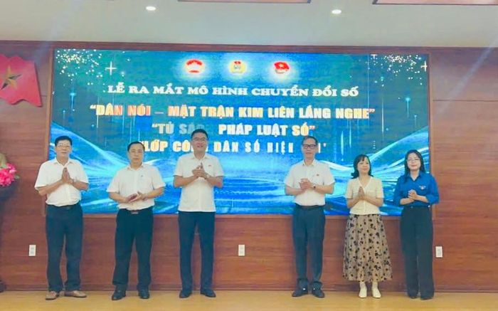 Lãnh đạo phường Kim Liên bấm nút ra mắt các mô hình về chuyển đổi số trên địa bàn. Ảnh: PV