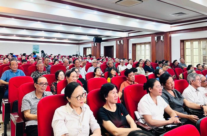 Các đại biểu tham dự tập huấn công tác chuyển đổi số cho cán bộ cơ sở, thành viên Tổ chuyển đổi số cộng đồng trên địa bàn phường Kim Liên tại hội nghị. Ảnh: PV