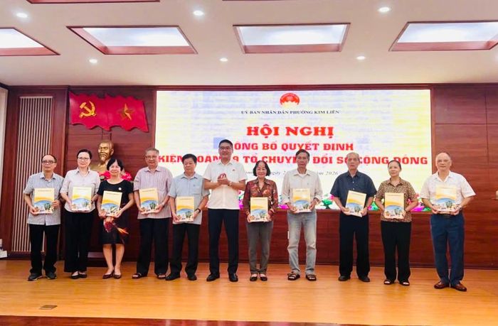 Lãnh đạo phường Kim Liên trao quyết định kiện toàn 29 Tổ chuyển đổi số cộng đồng. Ảnh: PV