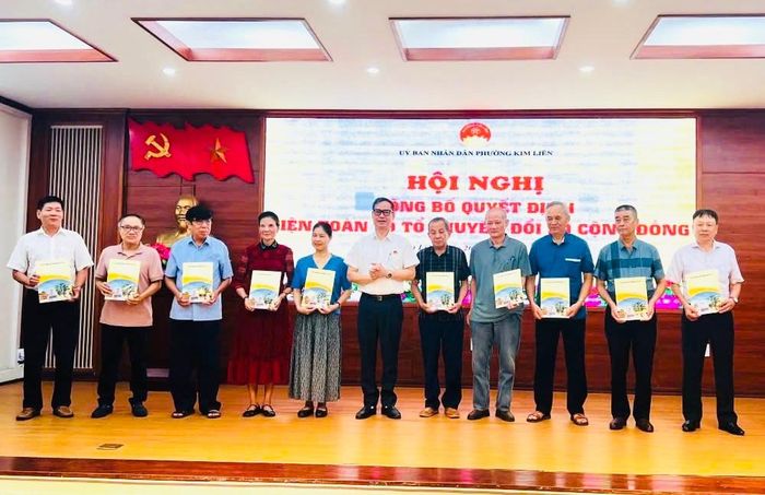 Lãnh đạo phường Kim Liên trao quyết định kiện toàn 29 Tổ chuyển đổi số cộng đồng. Ảnh: PV