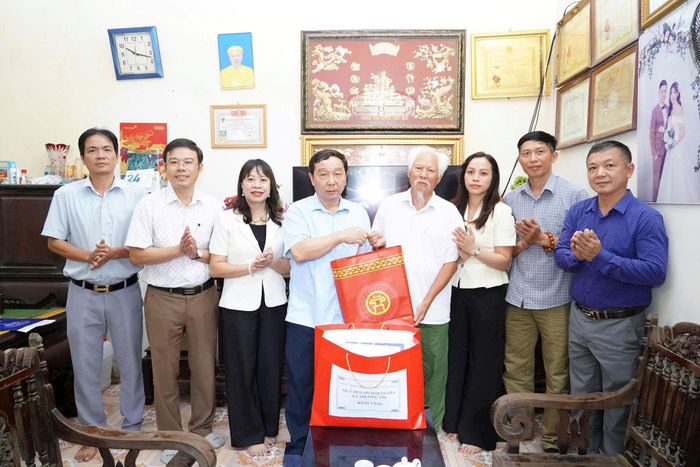Chủ tịch UBND xã Thường Tín Phan Thanh Tùng bày tỏ lòng biết ơn, ân cần hỏi thăm sức khỏe, động viên các gia đình chính sách. Ảnh: PV