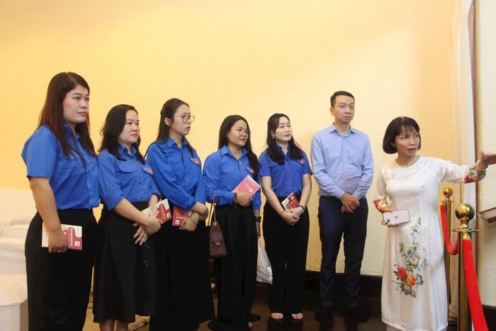 Đoàn viên, thanh niên Đoàn các cơ quan Đảng thành phố tham quan nơi làm việc của Chủ tịch Hồ Chí Minh và các đồng chí lãnh đạo Đảng tại di tích ngôi nhà số 48 phố Hàng Ngang. Ảnh: MH