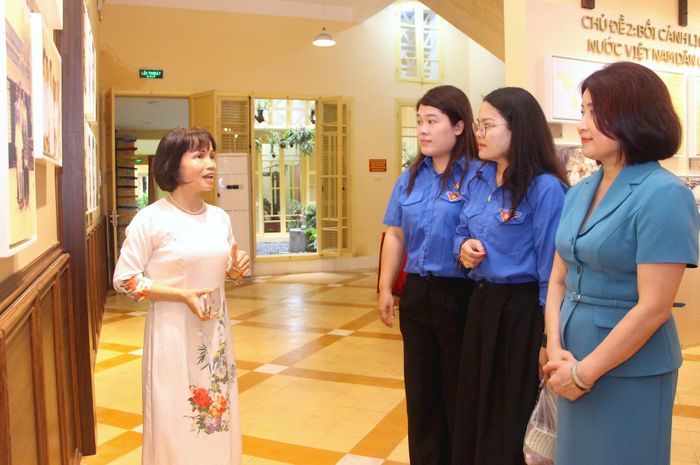 Đại diện Đảng ủy và Đoàn các cơ quan Đảng thành phố nghe giới thiệu về ngôi nhà số 48 phố Hàng Ngang và gia đình nhà tư sản yêu nước Trịnh Văn Bô - Hoàng Thị Minh Hồ. Ảnh: MH