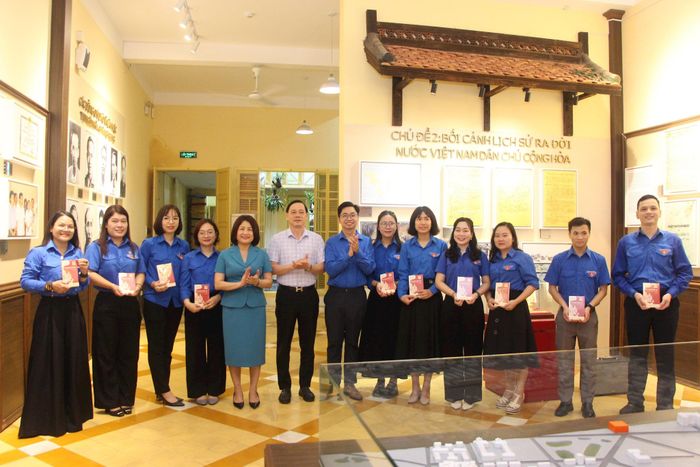 Lãnh đạo Đảng ủy các cơ quan Đảng thành phố Hà Nội tặng sách cho các đoàn viên, thanh niên. Ảnh: MH