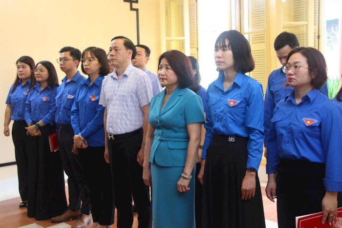 Các đồng chí đại diện Đảng ủy và Đoàn các cơ quan Đảng thành phố Hà Nội dâng hương tưởng niệm Chủ tịch Hồ Chí Minh tại di tích nhà số 48 phố Hàng Ngang. Ảnh: MH