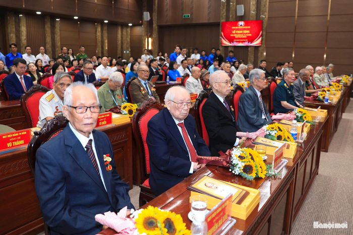 Các đồng chí đảng viên lão thành dự buổi lễ.
