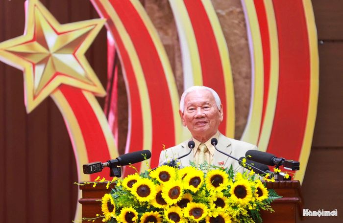Đại diện đảng viên lão thành nhận Huy hiệu đảng phát biểu tại buổi lễ.