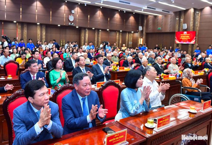 Các đồng chí lãnh đạo thành phố và các đại biểu dự buổi lễ.