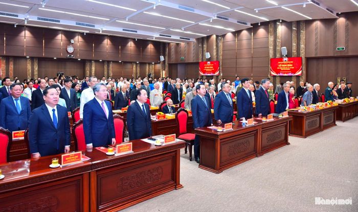 Các đồng chí lãnh đạo Đảng, Nhà nước, thành phố Hà Nội và các đảng viên lão thành dự buổi lễ.