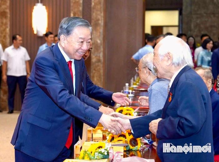 Tổng Bí thư, Chủ tịch nước Tô Lâm với các đảng viên lão thành.