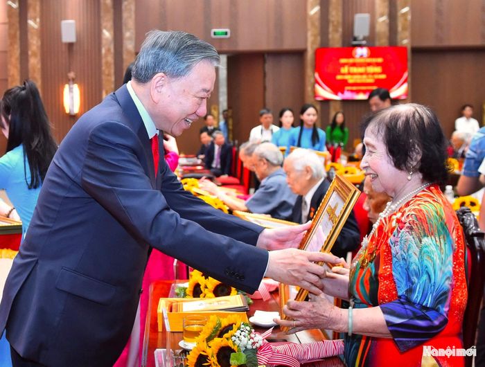 Tổng Bí thư, Chủ tịch nước Tô Lâm trao Huy hiệu đảng tặng đảng viên lão thành.