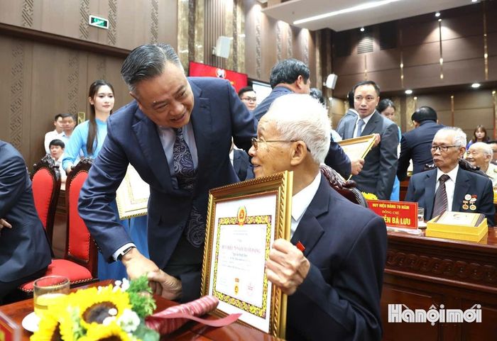 Ủy viên Bộ Chính trị, Bí thư Trung ương Đảng, Chủ nhiệm Ủy ban Kiểm tra Trung ương Trần Sỹ Thanh trao Huy hiệu đảng tặng đảng viên lão thành.