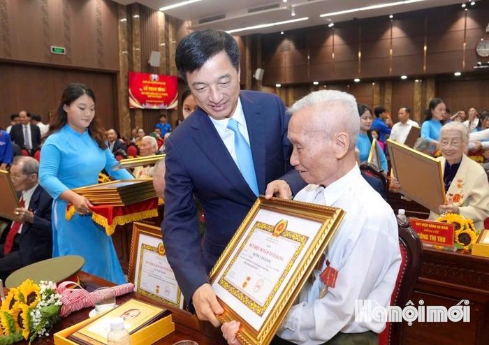 Ủy viên Bộ Chính trị, Bí thư Trung ương Đảng, Trưởng Ban Tổ chức Trung ương Nguyễn Duy Ngọc trao Huy hiệu đảng tặng đảng viên lão thành.