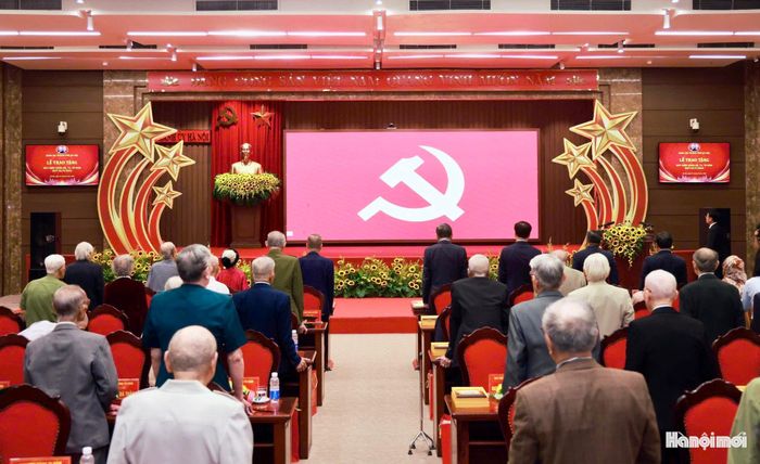 Quang cảnh lễ trao tặng.