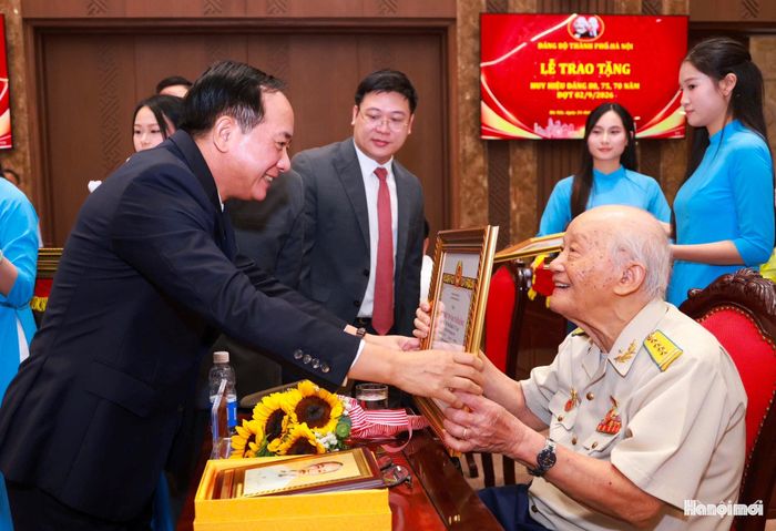 Ủy viên Bộ Chính trị, Bí thư Trung ương Đảng, Trưởng ban Tuyên Giáo Trung ương Trịnh Văn Quyết trao Huy hiệu đảng tặng đảng viên lão thành.
