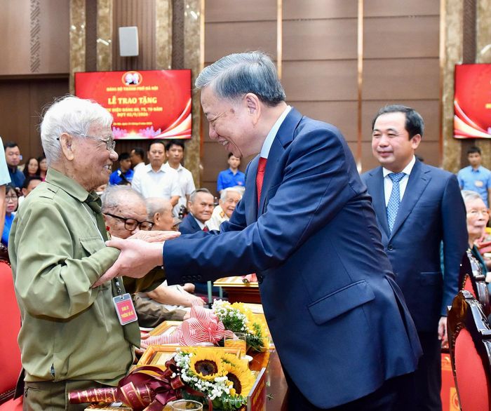 Tổng Bí thư, Chủ tịch nước Tô Lâm chúc mừng đảng viên được nhận Huy hiệu Đảng. Ảnh: Nhóm phóng viên