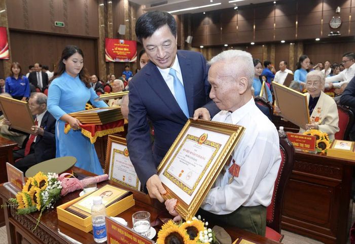 Trưởng ban Tổ chức Trung ương Nguyễn Duy Ngọc trao Huy hiệu Đảng tặng đảng viên. Ảnh: Nhóm phóng viên