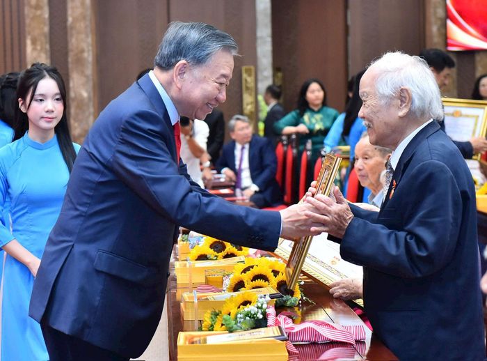 Tổng Bí thư, Chủ tịch nước Tô Lâm trao Huy hiệu Đảng tặng đảng viên. Ảnh: Nhóm phóng viên