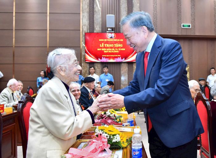 Tổng Bí thư, Chủ tịch nước Tô Lâm chúc mừng đảng viên được nhận Huy hiệu Đảng. Ảnh: Nhóm phóng viên