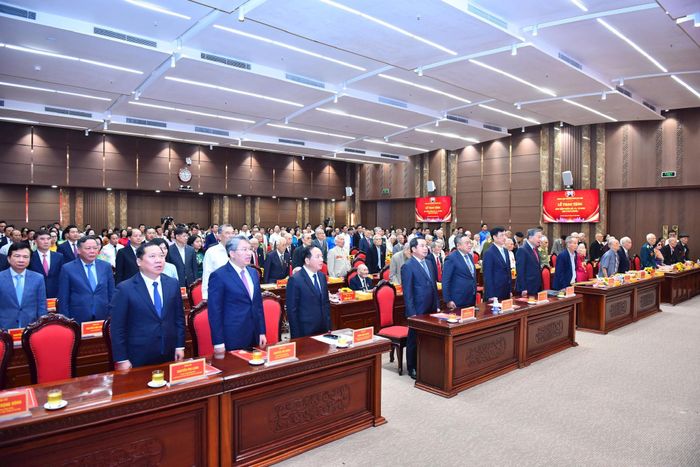 Tổng Bí thư, Chủ tịch nước Tô Lâm cùng các đồng chí lãnh đạo Đảng, Nhà nước, thành phố Hà Nội và các đại biểu thực hiện nghi thức chào cờ. Ảnh: Nhóm phóng viên