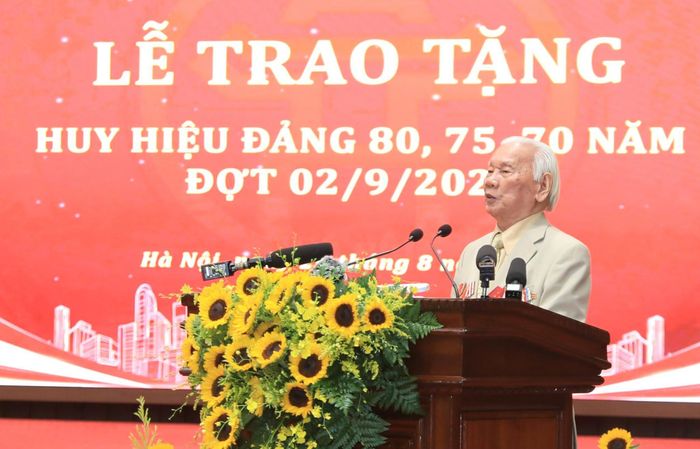 Đồng chí Nguyễn Anh Liên, đảng viên Chi bộ 23, Đảng bộ phường Ngọc Hà phát biểu tại buổi lễ. Ảnh: Nhóm phóng viên