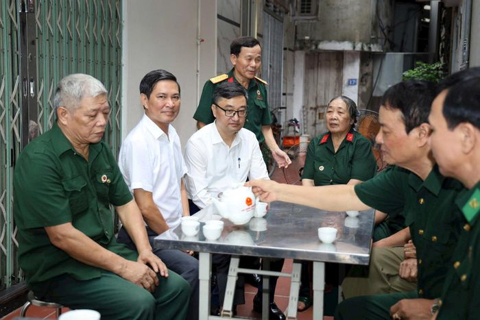 Bà Cao Thị Ngát (giữa) xúc động trước sự quan tâm của các cấp, các ngành. Ảnh: Thái Phương