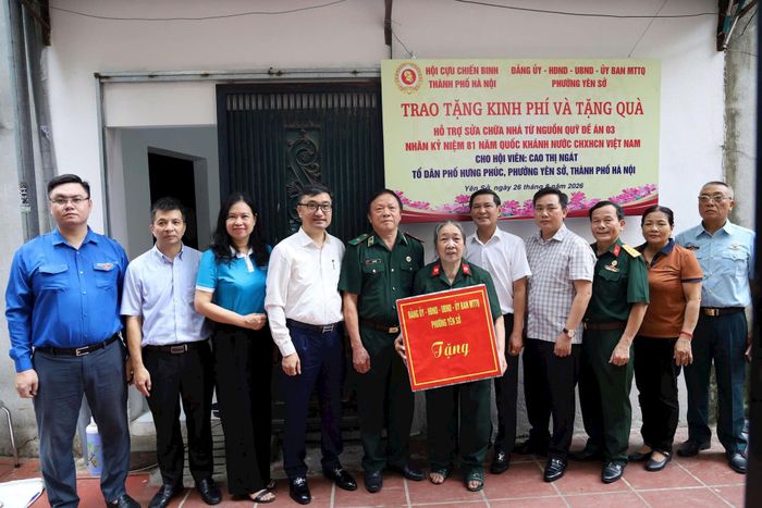 Đại diện Hội Cựu chiến binh thành phố Hà Nội; Đảng ủy, HĐND, UBND, Ủy ban MTTQ Việt Nam và Hội Cựu chiến binh phường Yên Sở tổ chức trao kinh phí hỗ trợ sửa chữa nhà ở cho hội viên cựu chiến binh. Ảnh: Thái Phương
