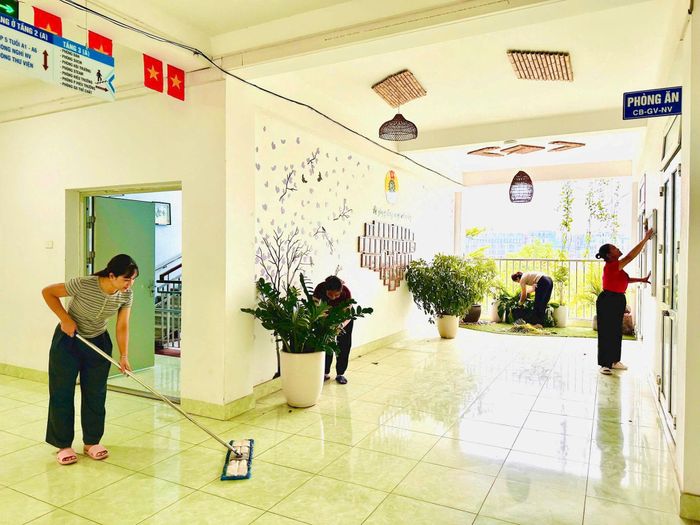 Từ hành lang, lớp học đến từng góc nhỏ, công tác vệ sinh, chỉnh trang được thực hiện kỹ lưỡng trước ngày đón học sinh. Ảnh: Đỗ Duẩn