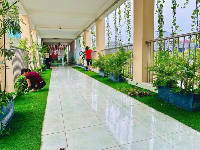 Cán bộ, giáo viên Trường Mầm non Tân Lập tích cực chăm chút từng không gian, tạo môi trường học tập thân thiện, an toàn cho trẻ. Ảnh: Đỗ Duẩn