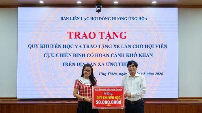 Ban Liên lạc Hội đồng hương Ứng Hòa đã trao tặng 50 triệu đồng cho Quỹ Khuyến học. Ảnh: Nguyễn Vinh