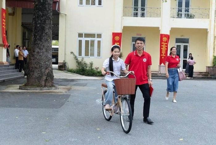 Niềm vui của học sinh được nhận xe đạp. Ảnh: Cao Hồng