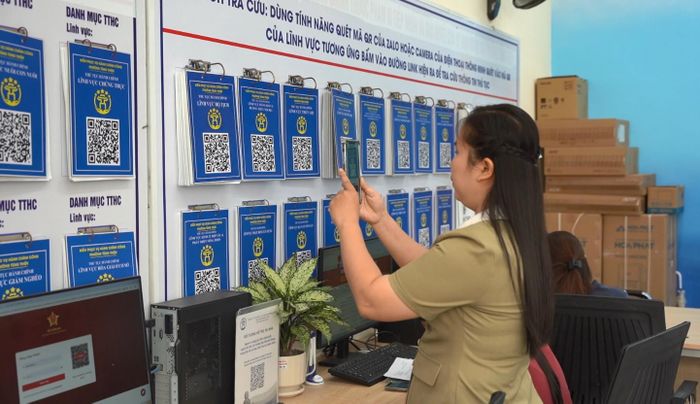 Người dân đến phường thực hiện thủ tục hành chính qua ứng dụng số. Ảnh Đ. Đạt