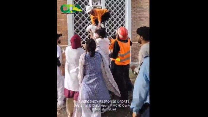 Nhân viên cứu hộ đưa một trẻ sơ sinh xuống khỏi khu vực xảy ra hoả hoạn. Ảnh: Cơ quan Phát triển Thủ đô Islamabad (CDA)