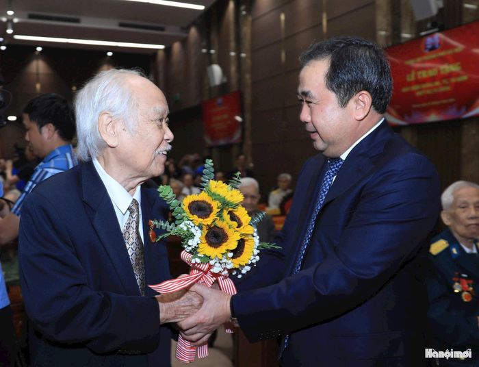 Ủy viên Bộ Chính trị, Bí thư Thành ủy, Trưởng đoàn đại biểu Quốc hội thành phố Hà Nội Trần Đức Thắng chúc mừng đảng viên lão thành nhận Huy hiệu Đảng.