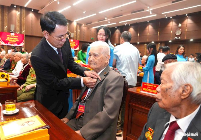 Ủy viên Trung ương Đảng, Phó Bí thư Thường trực Thành ủy Hà Nội Nguyễn Trọng Đông gắn Huy hiệu Đảng tặng đảng viên lão thành.