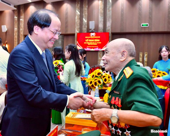 Trưởng ban Tuyên giáo Thành ủy Hà Nội Nguyễn Doãn Toản chúc mừng đảng viên lão thành.